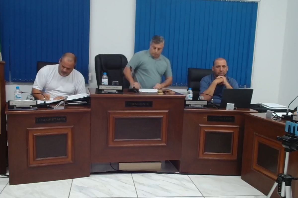 Sessão dura menos de 2 minutos após vereador ser ameaçado por abertura de CPI; VÍDEO
