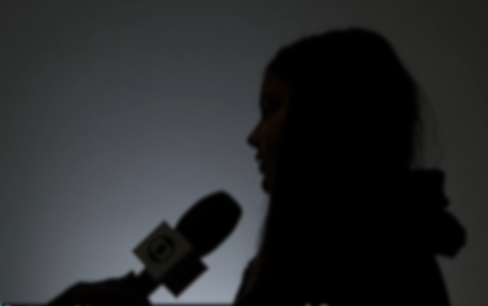 'Puxou a gola da minha camisa e pôs a mão dentro', diz jovem que denunciou médico após ser tocada nos seios em consulta 