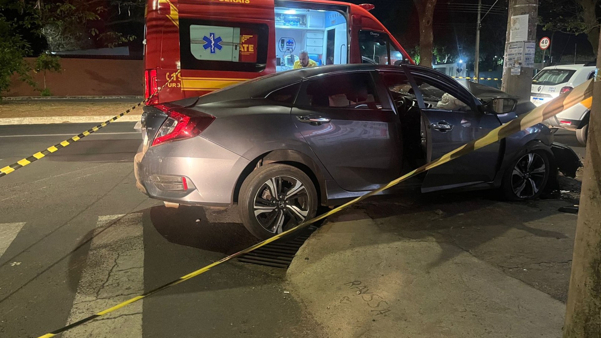 VÍDEO: Jovem de 26 anos morre após bater com poste na Avenida Segismundo Pereira, em Uberlândia