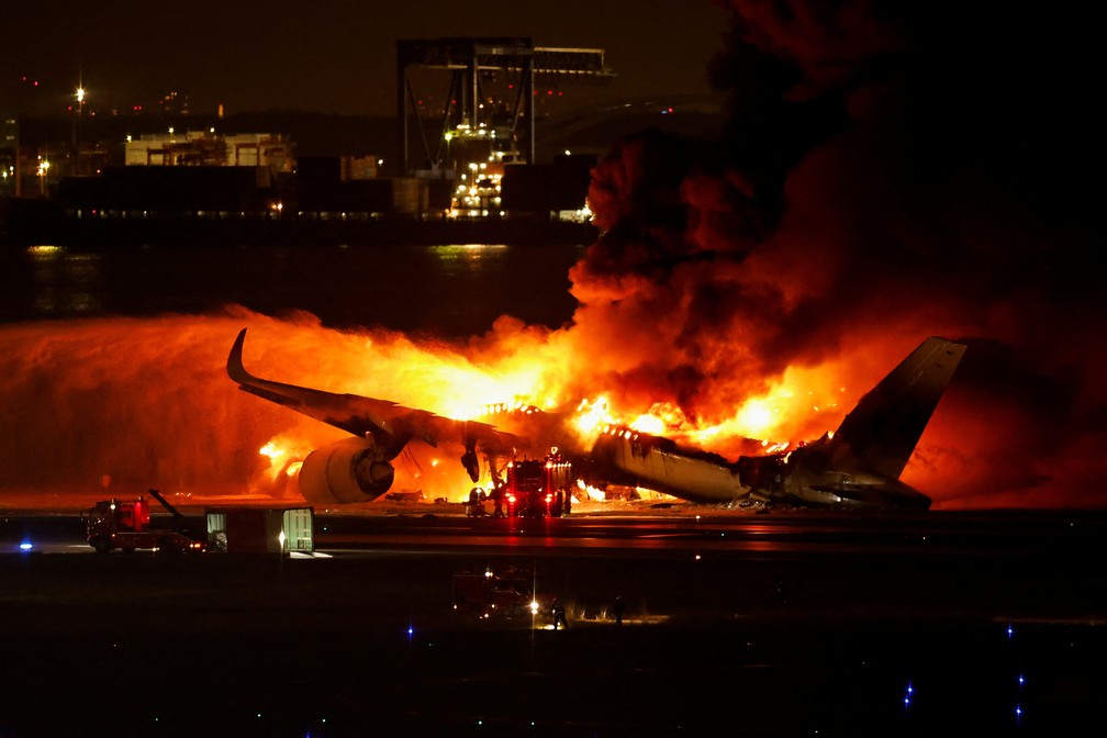 Aeronave da Japan Airlines pega fogo em aeroporto de Tóquio no dia 2 de janeiro de 2024 — Foto: Issei Kato/Kato