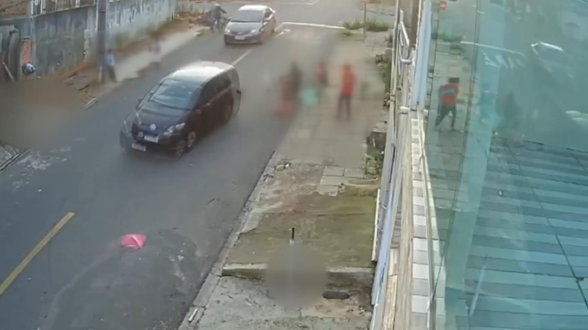 Motorista em alta velocidade atropela crianças que