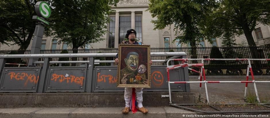 Artista russo crítico a Putin é assassinado a tiros na Polônia