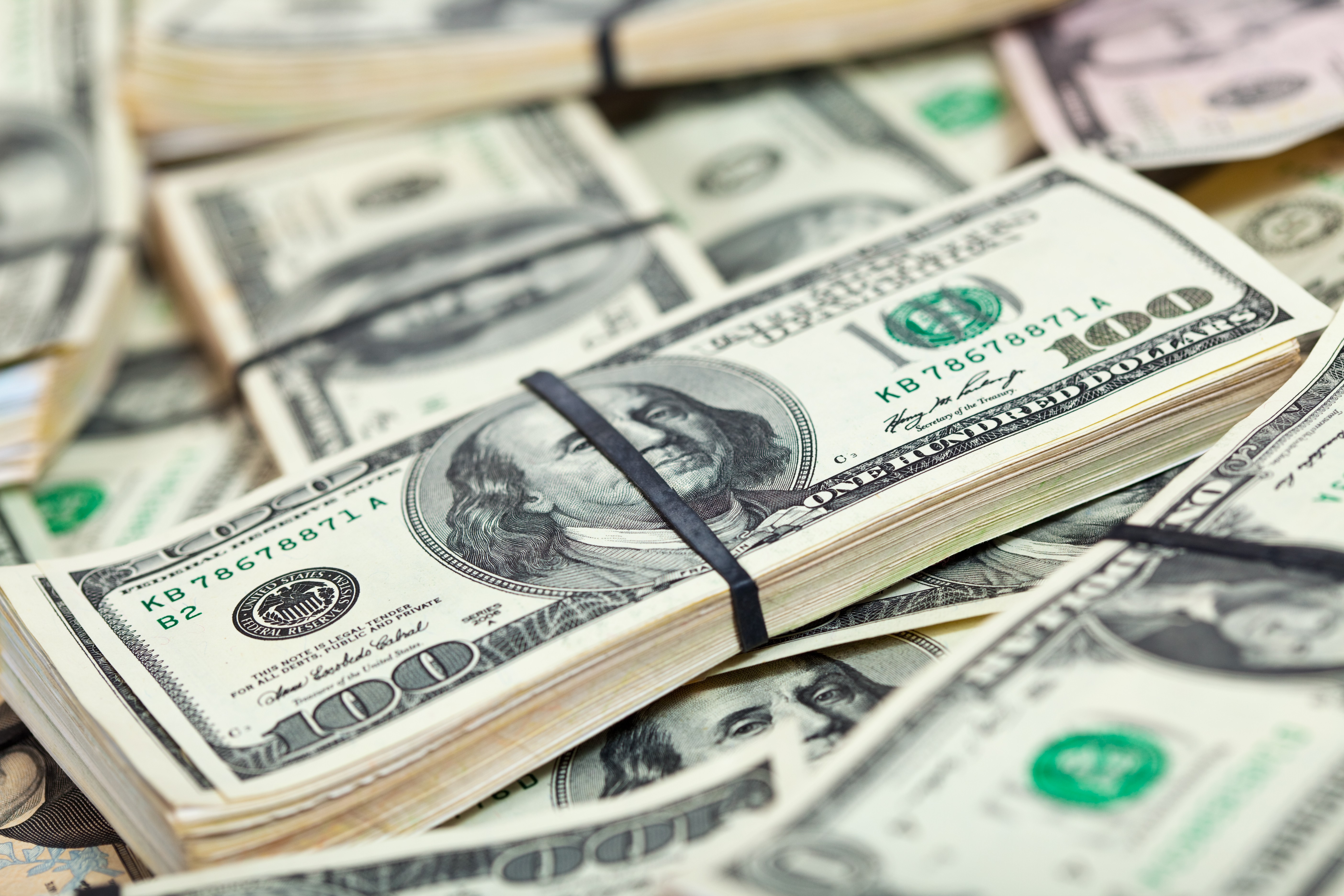 Dólar sobe e fecha com alta do petróleo e reta final das eleições no radar; Ibovespa cai