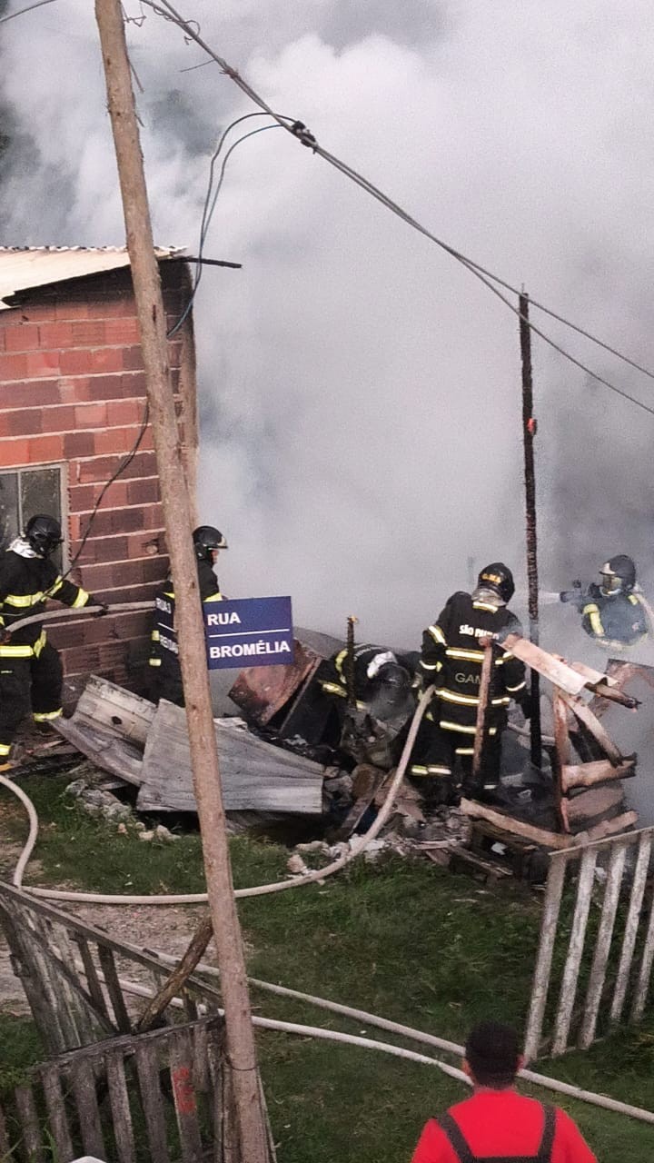 Após brigar com a esposa, homem coloca fogo em casa e cachorros morrem queimados em Caraguatatuba