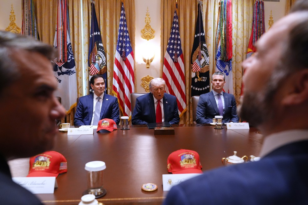 O presidente Donald Trump, ao lado do secretário de Estado, Marco Rubio (à esquerda), e do secretário de Defesa, Pete Hegseth (à direita), fala durante uma reunião de gabinete na Casa Branca, nesta quarta-feira, 27 de maio de 2026, em Washington. — Foto: AP/Jacquelyn Martin