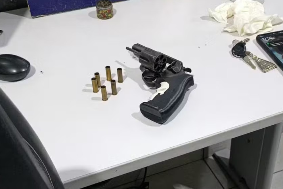 Arma utilizada no assassinato do PM Renato Oliveira Aragão em Várzea Grande (MT) — Foto: Reprodução