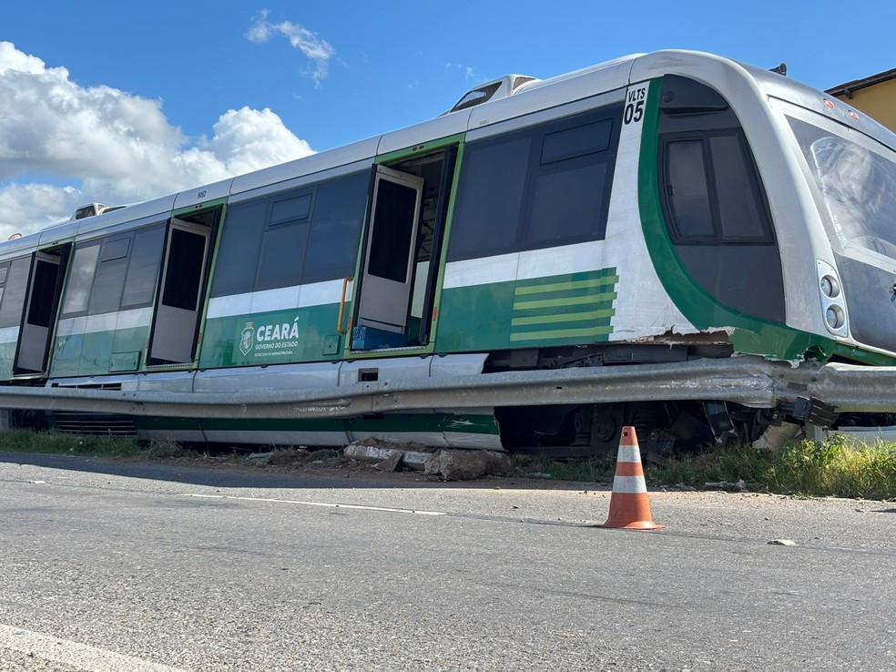 Por conta do acidente, a Linha Norte do VLT de Sobral está operando parcialmente neste sábado (14). — Foto: Itallo Rocha/ SVM