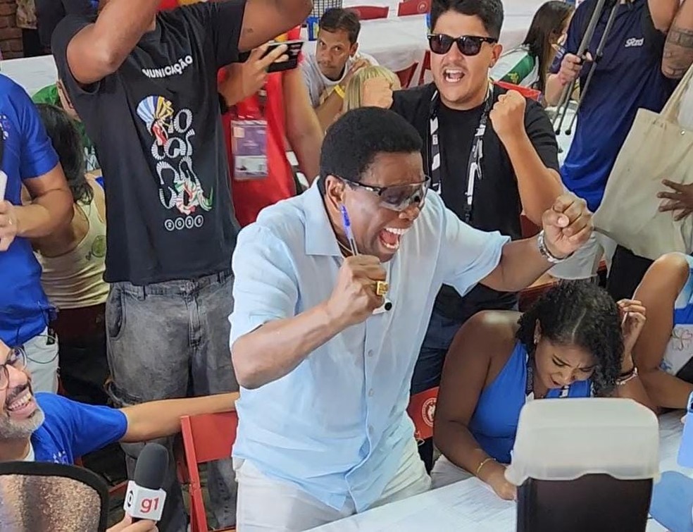 Neguinho da Beija-Flor vibra com mais um 10 — Foto: Raoni Alves/g1