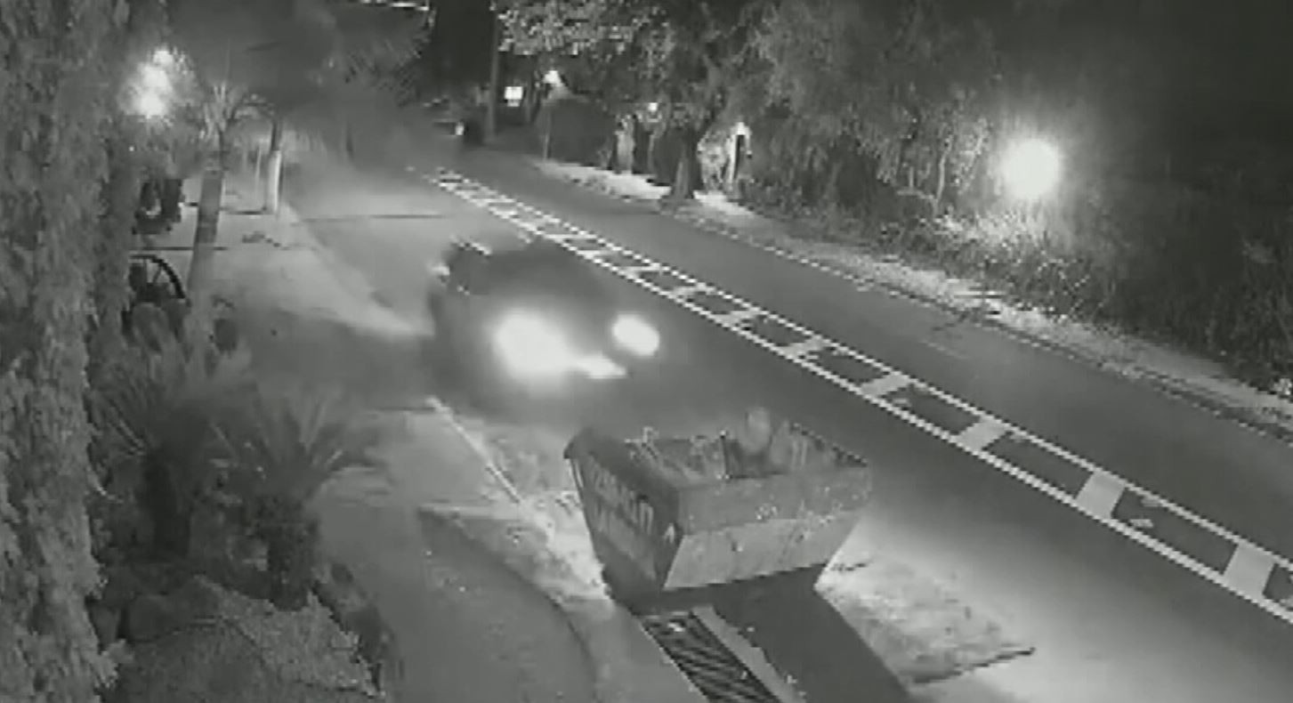 VÍDEO: carro destrói caçamba e espalha entulho em rua de Campinas