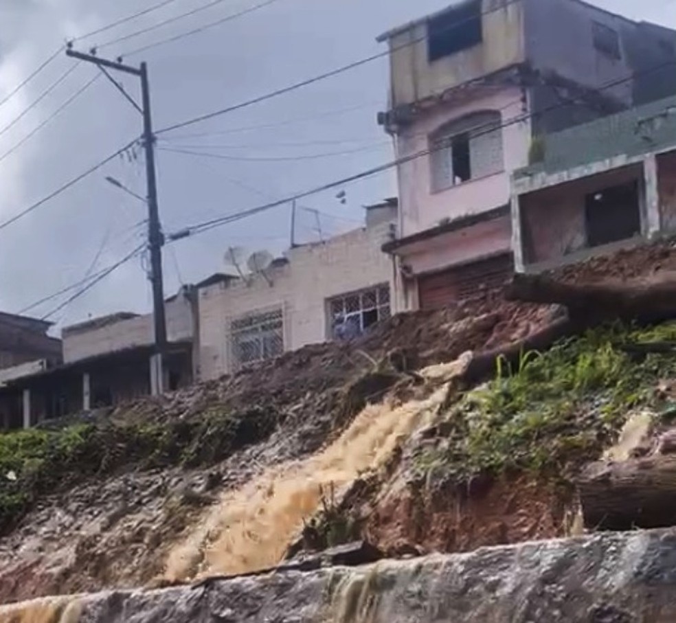 Rompimento da adutora causou alagamentos na cidade &mdash; Foto: Redes sociais