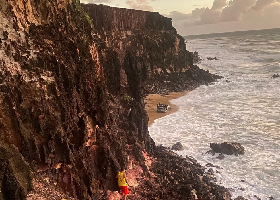 Carro caiu de falésia em Pipa e bombeiros resgataram motorista — Foto: Corpo de Bombeiros/Divulgação