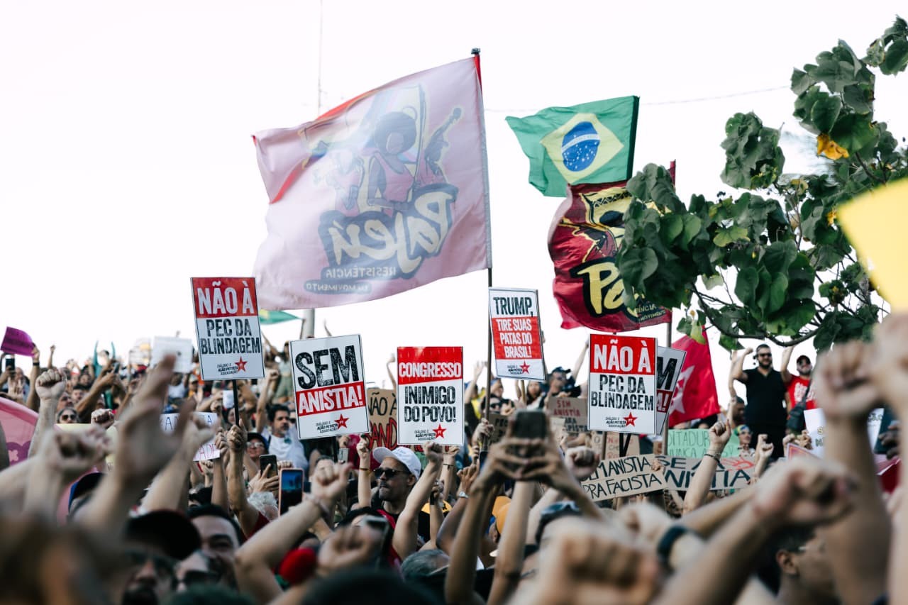 Manifestantes promovem ato contra PEC da Blindagem e anistia, em Fortaleza