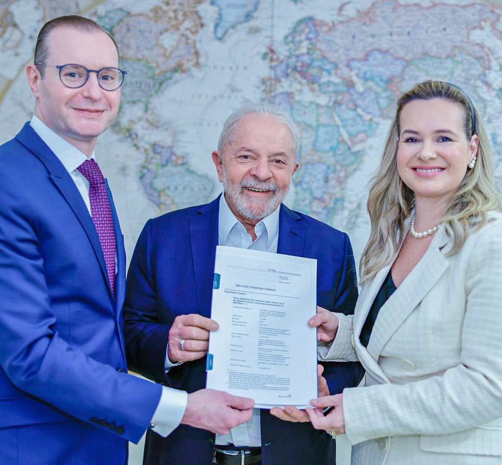 Lula mostra documento com a decisão do Comitê de Direitos Humanos da ONU entre seus advogados Cristiano Zanin e Valeska Teixeira. A entidade concluiu que o ex-juiz da Lava Jato Sergio Moro foi parcial no julgamento dos processos contra o ex-presidente Lula. — Foto: Foto: Ricardo Stuckert