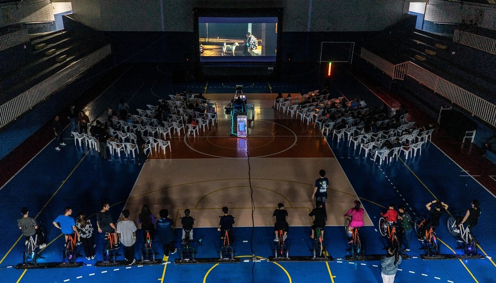 4 de 5
Cinema itinerante que funciona totalmente com energia gerada pelo p&uacute;blico &mdash; Foto: BikeCine/Divulga&ccedil;&atilde;o