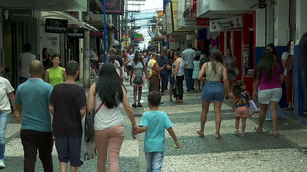 Consumidores vão às compras em Franca, SP — Foto: Reprodução/EPTV