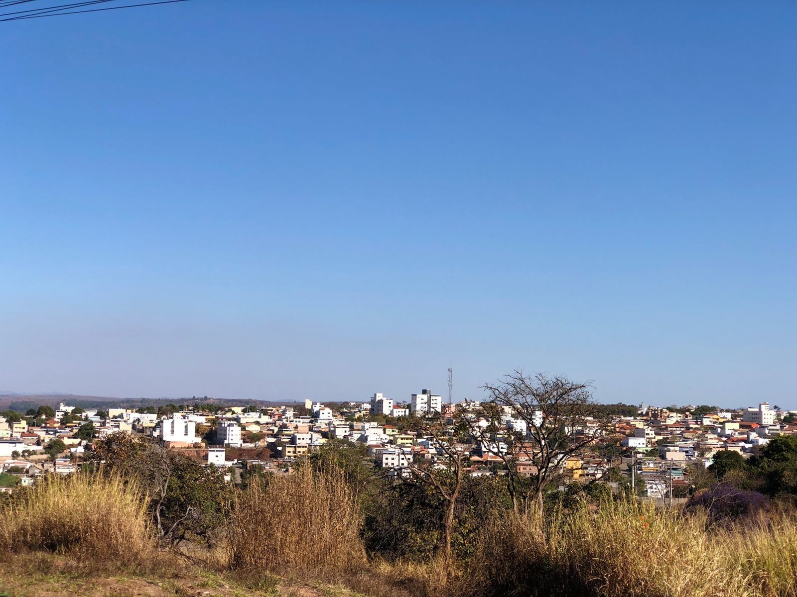 Frente fria derruba temperaturas e melhora qualidade do ar, mas calor deve voltar no meio da semana em Divinópolis e região