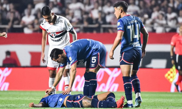 O jogador Juan Izquierdo, do Nacional do Uruguai, cai desacordado no meio do campo do estádio do Morumbis, durante partido contra o São Paulo, pela Copa Libertadores, em 22 de agosto. — Foto: ROBERTO CASIMIRO/FOTOARENA/FOTOARENA/ESTADÃO CONTEÚDO