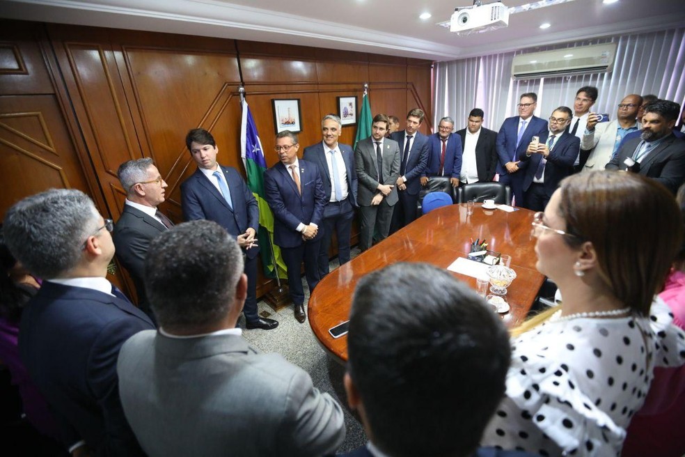 O governador de Sergipe e outros parlamentares participaram da posse — Foto: Júlio Dutra 