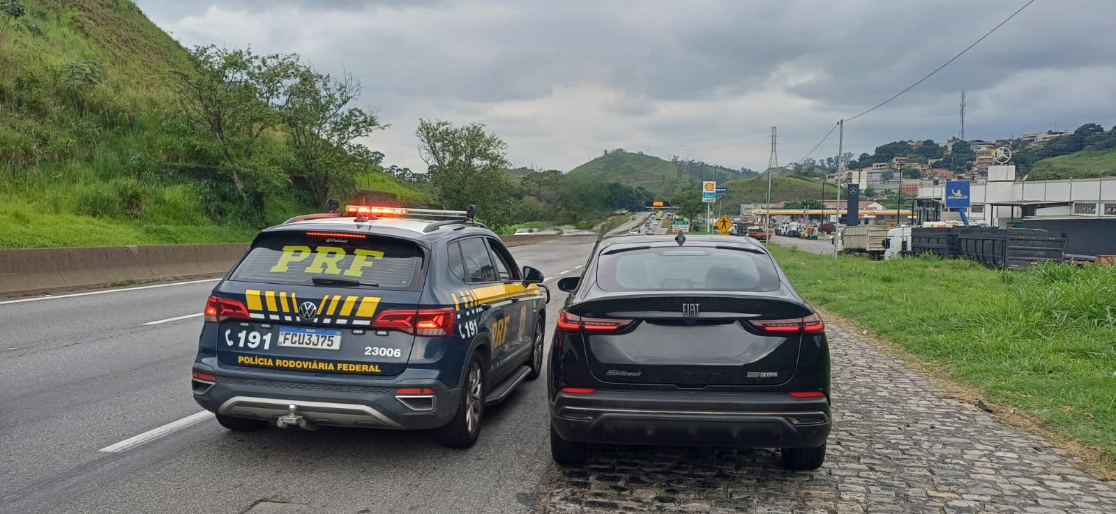 Homem é preso por dirigir carro roubado e adulterado na Via Dutra, em Barra Mansa 