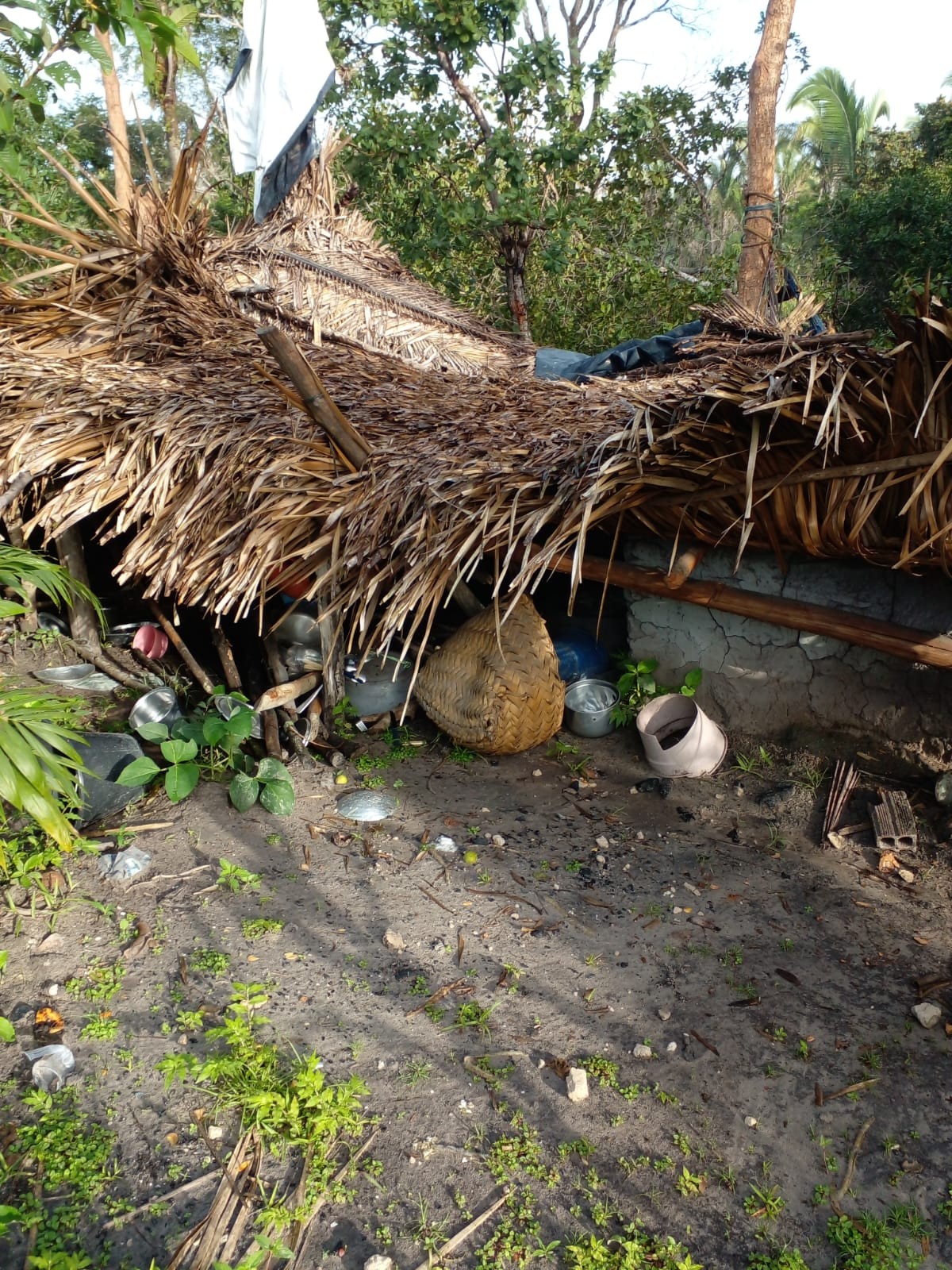 Homens armados incendeiam casas e expulsam moradores de comunidade