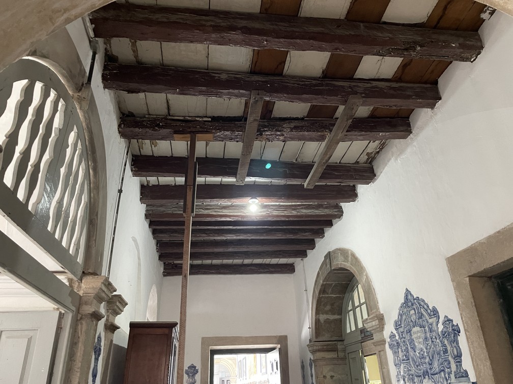 Teto de igreja histórica de Salvador está desgastado  — Foto: Itana Alencar/g1