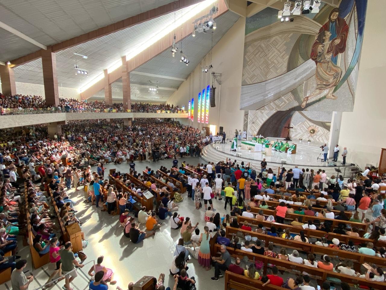 Missa com padre Marcelo Rossi reúne milhares de fiéis em acampamento católico de carnaval na Canção Nova