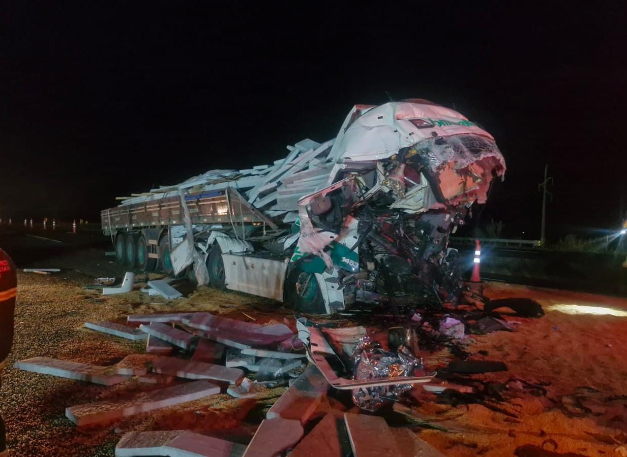 Motorista morre após carreta bater na traseira de outra na BR-050, em Uberaba