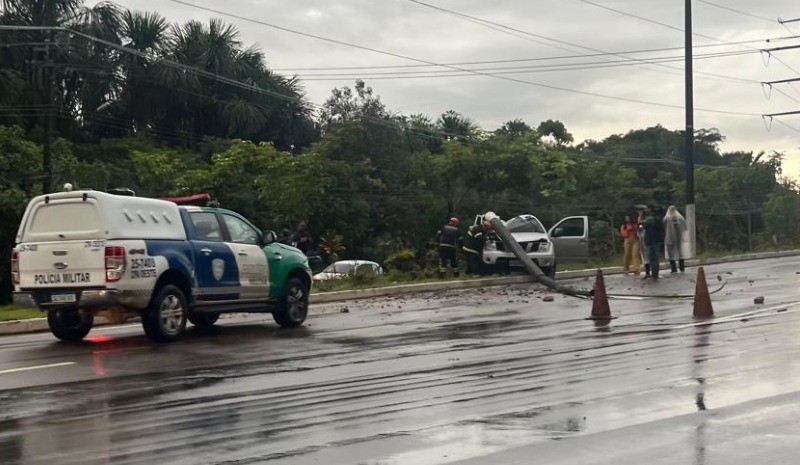 Mulher fica ferida após carro colidir com poste de energia em Manaus