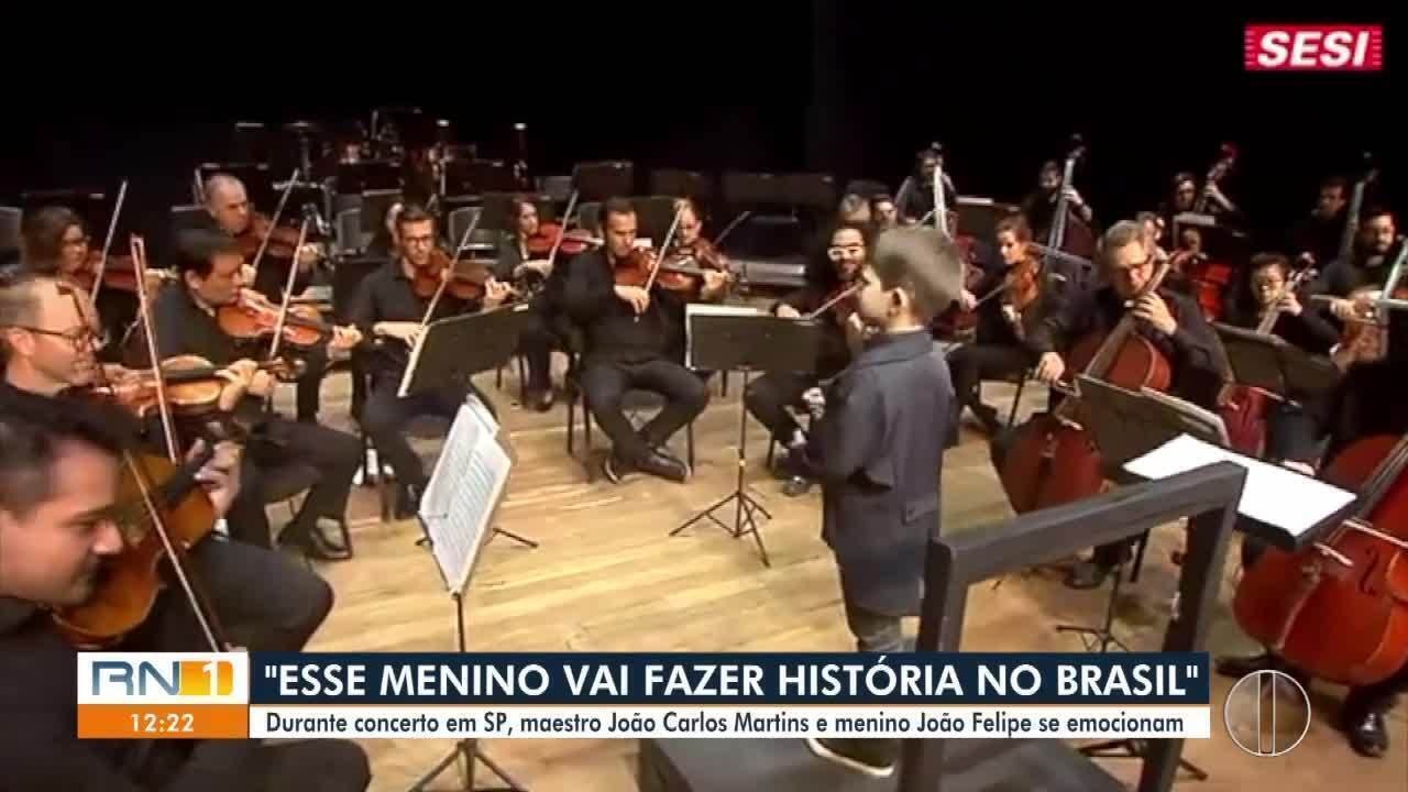 Maestro João Carlos Martins chora ao ver menino de 6 anos com