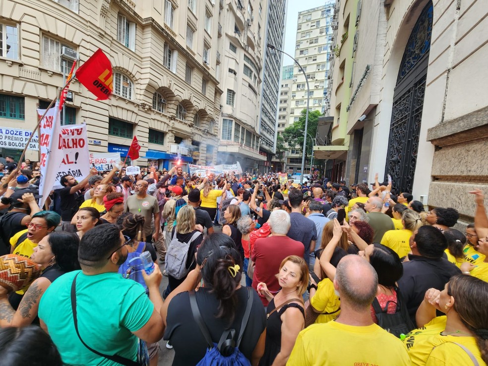 Servidores da Educação protestam no Rio — Foto: Raoni Alves/g1 Rio