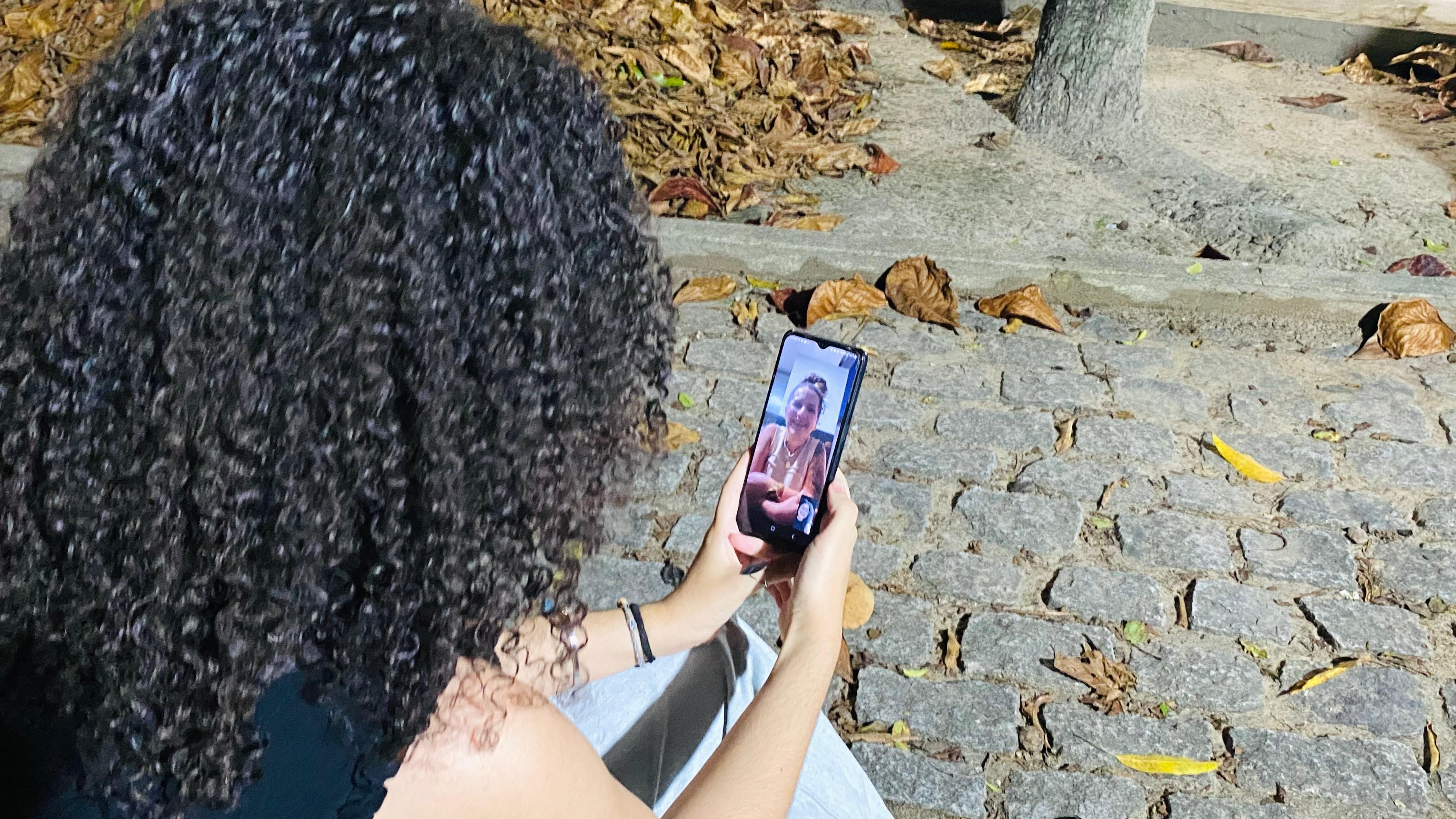 Mães conectadas: quando a tecnologia dá voz ao aconchego e silencia a saudade