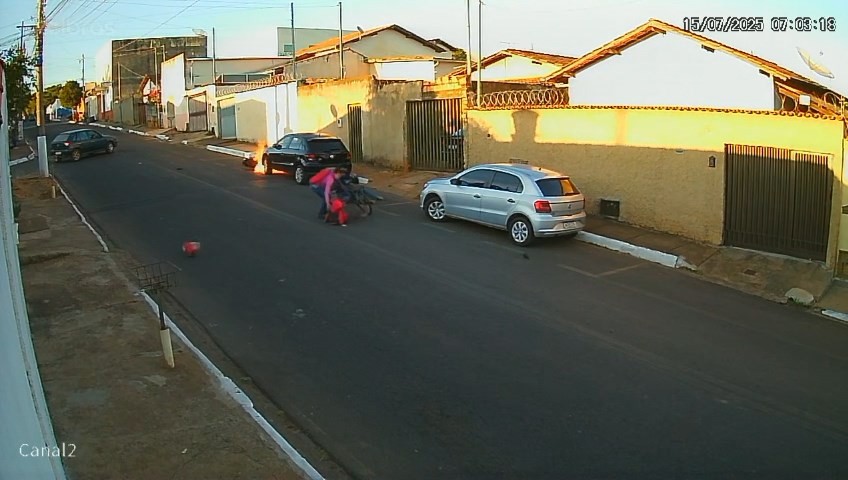 VÍDEO: Moto e carro pegam fogo em segundos após colisão; mulher e criança são atingidas