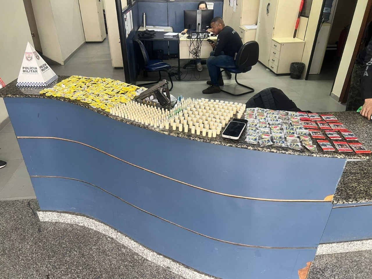 PM prende homem, apreende drogas e arma após denúncia de invasão de suspeitos em Angra dos Reis