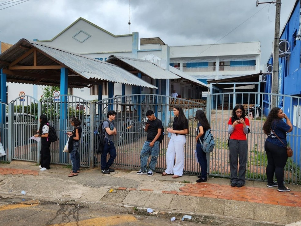 Enem 2025 - Domingo (9) – Rio Branco (AC) - Candidatos chegaram com duas horas de antecedência da abertura dos portões no Acre — Foto: Hellen Monteiro/g1