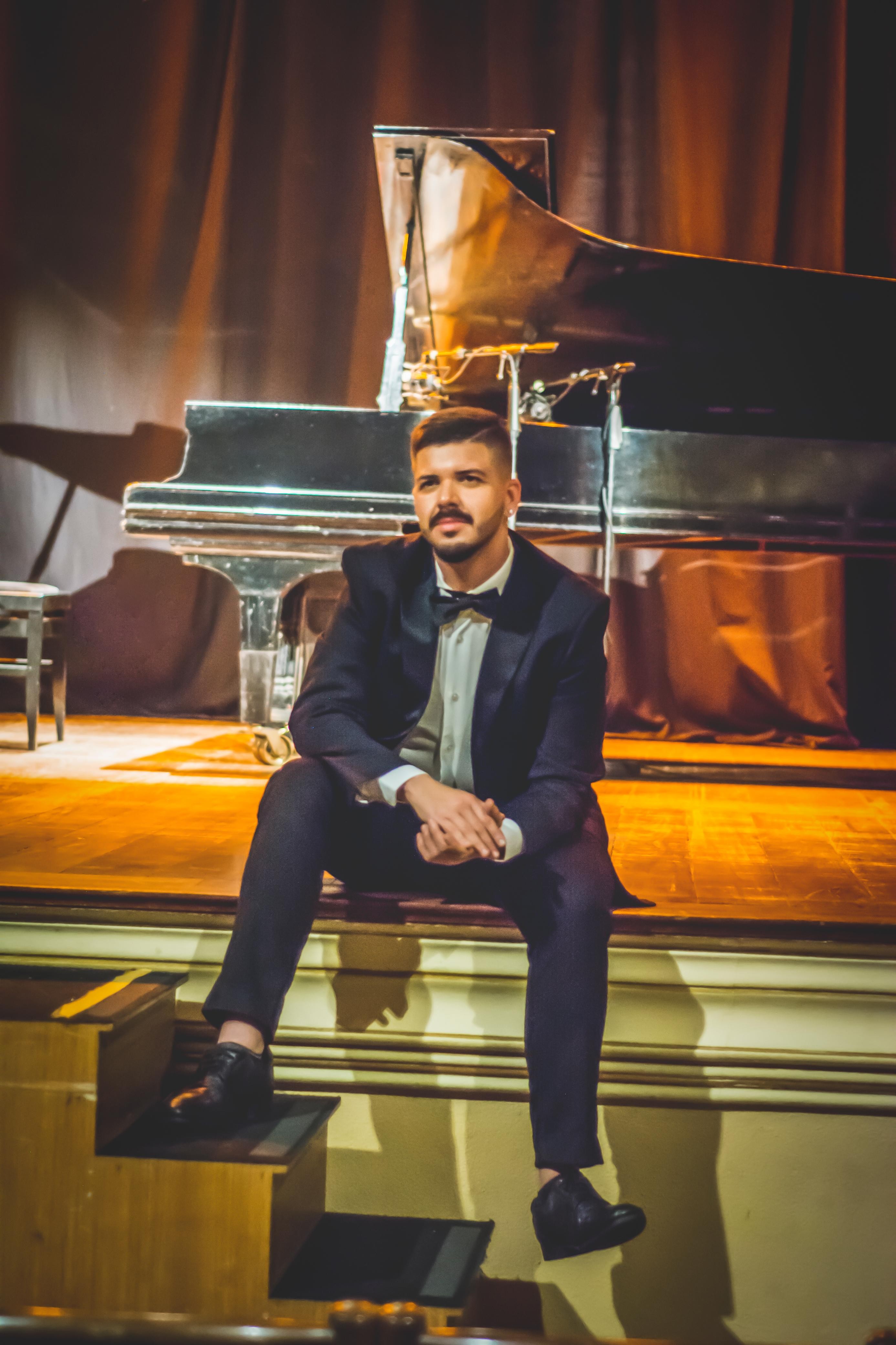 Pianista Felipe Naim encanta com recital erudito