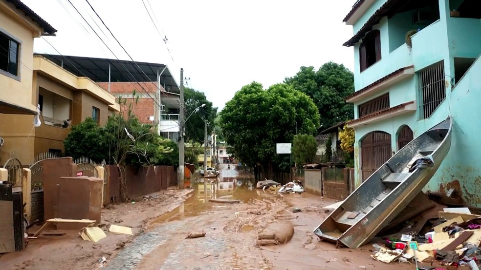 Mimoso do Sul, no Sul do Espírito Santo, ainda com muita lama uma semana após enchente — Foto: Reprodução/TV Gazeta