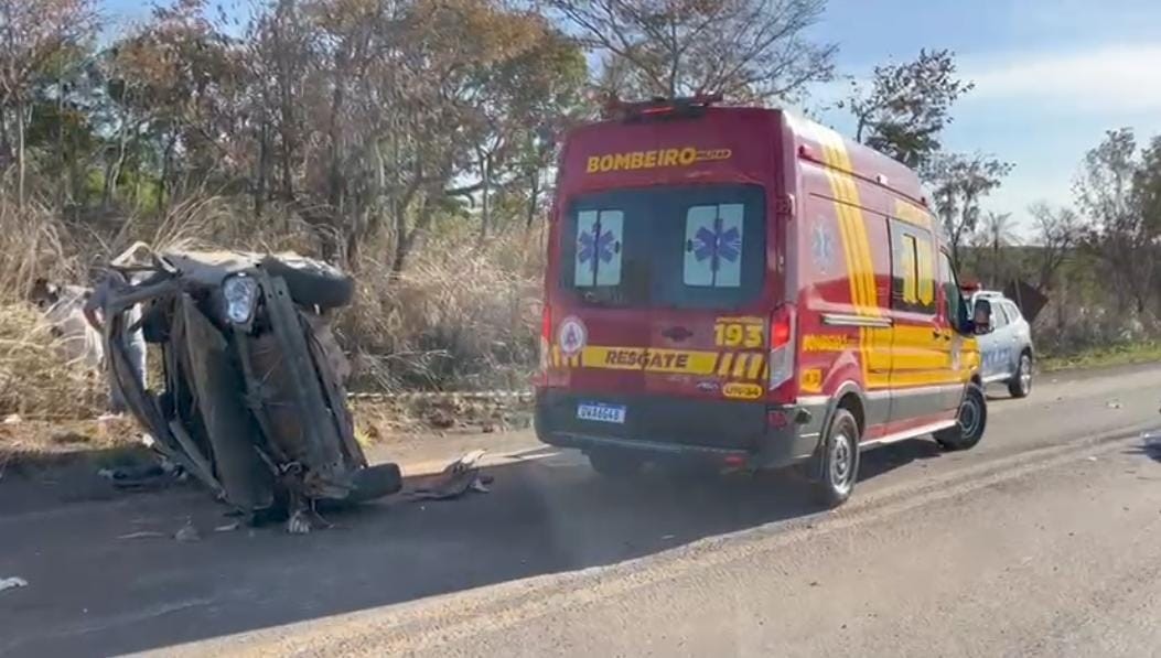 Carro capota e deixa duas pessoas mortas e uma ferida na TO-040