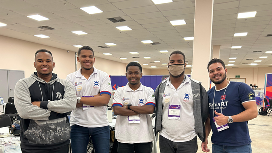 Brasil conquista três pódios na 'Copa do Mundo de Robôs'; conheça vencedores - Evento reuniu mais de 2 mil competidores de 40 países e cerca de 200 alunos representaram a camisa do brasil no torneio. Times da Universidade do Estado da Bahia (Uneb) e do Instituto de Instituto Tecnológico de Aeronáutica (ITA) foram campeões e o da Universidade de São Paulo (USP) ficou com o bronze.
