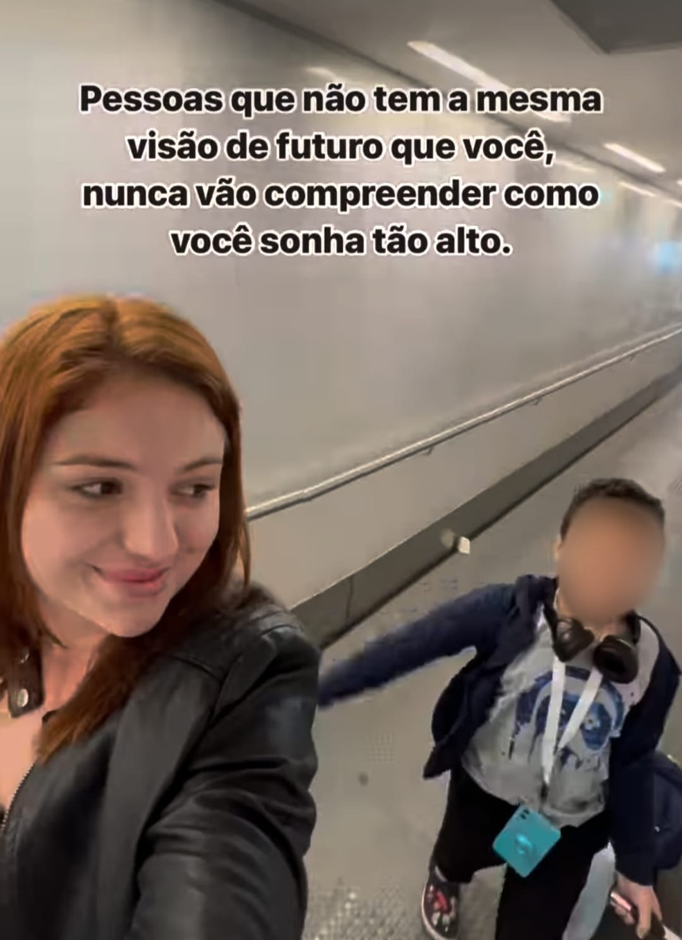 Rebeca Aguiar postou em uma rede social ao lado do filho viajando para outro estado — Foto: Reprodução