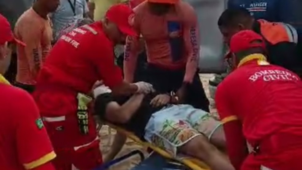 Acidente em duna no litoral cearense deixou sete pessoas feridas, uma delas sofreu dores na coluna e foi imobilizada antes de levada a uma UPA — Foto: Jijoca Jeri on-line/Reprodução