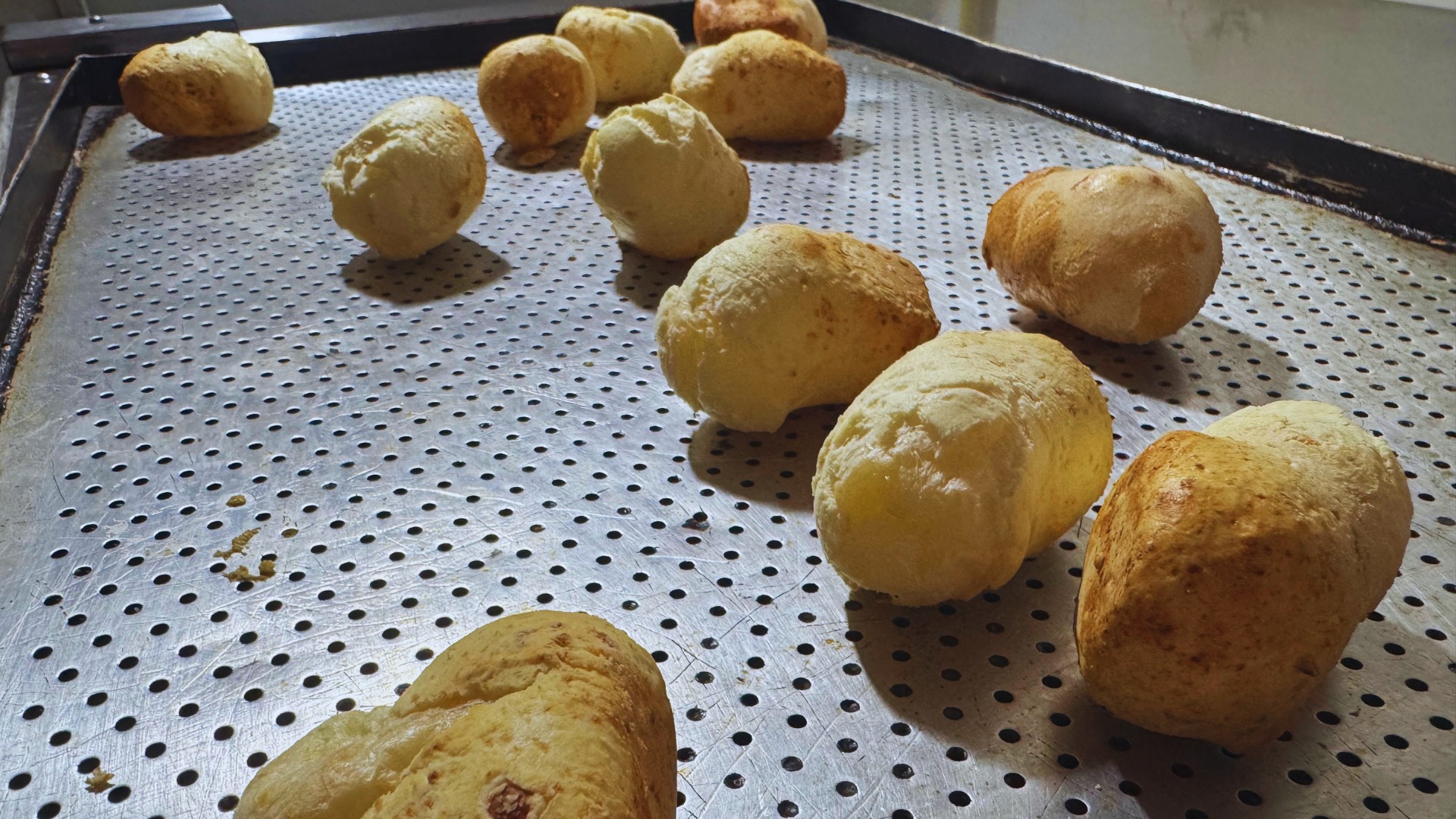 Conheça segredo de receita de pão de queijo que virou atração em cafeteria com jeitinho de casa de vó no interior de MG