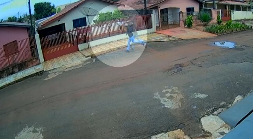 Câmera registra suspeitos fugindo após fazerem família refém no Paraná