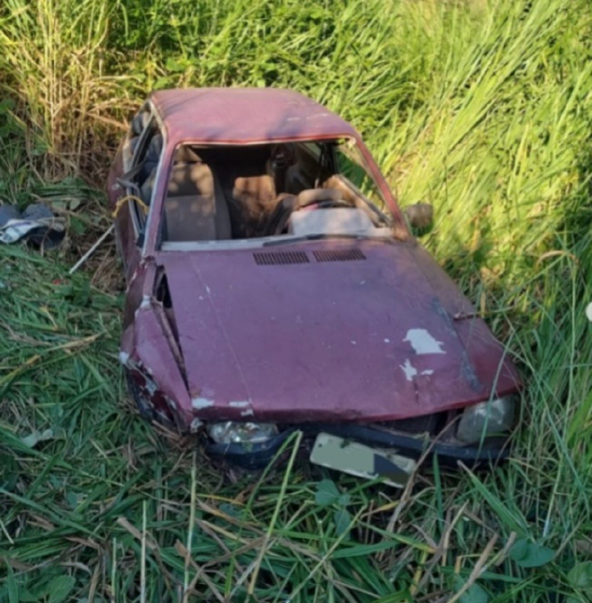 Homem inabilitado fica em estado grave após carro sair da pista e capotar na BR-116