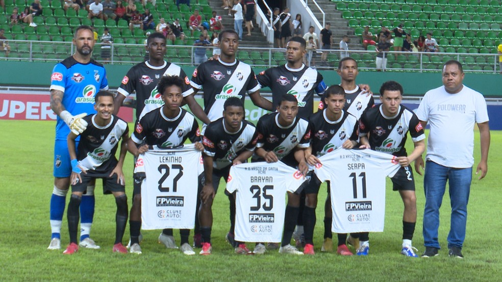 Equipe do Vasco-AC entra em campo homenageando jogadores suspeitos de estupro coletivo — Foto: Aldo França/Rede Amazônica