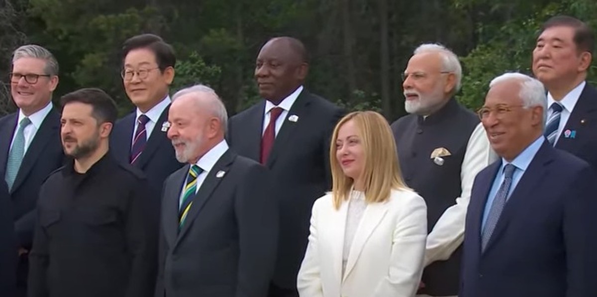 Lula fica ao lado de Zelensky em foto oficial de líderes do G7 e de países convidados