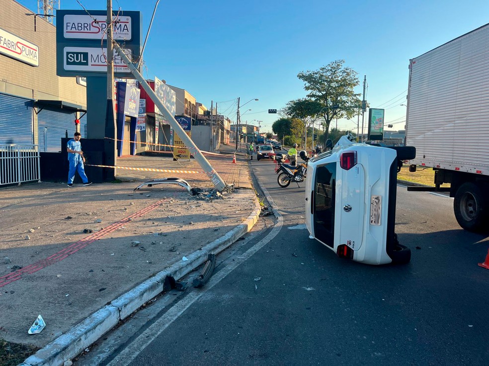 Poste ficou caído no calçamento após ser atingido por carro em Campinas — Foto: Johnny Inselsperger/EPTV