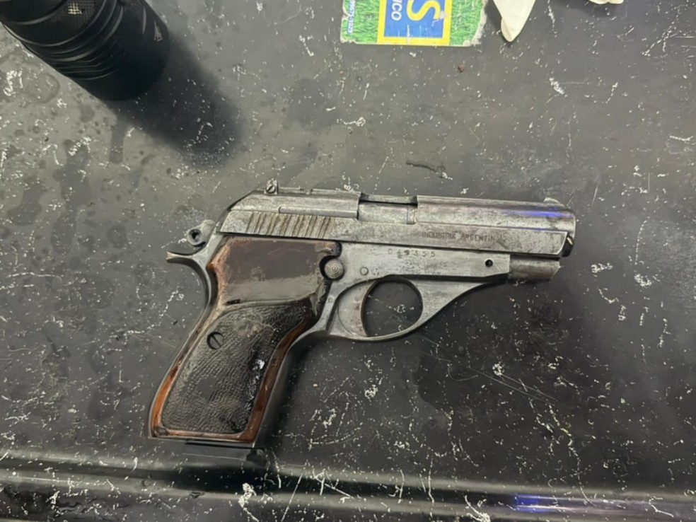 Arma apreendida com o suspeito morto em confronto — Foto: Reprodução