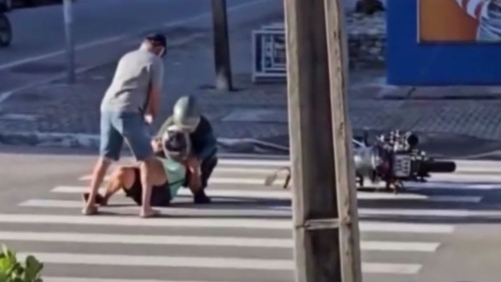 Criminoso é rendido por motociclista no semáforo do cruzamento da Avenida Dom Luís com a Rua Joaquim Nabuco após assalto em Fortaleza. — Foto: Reprodução