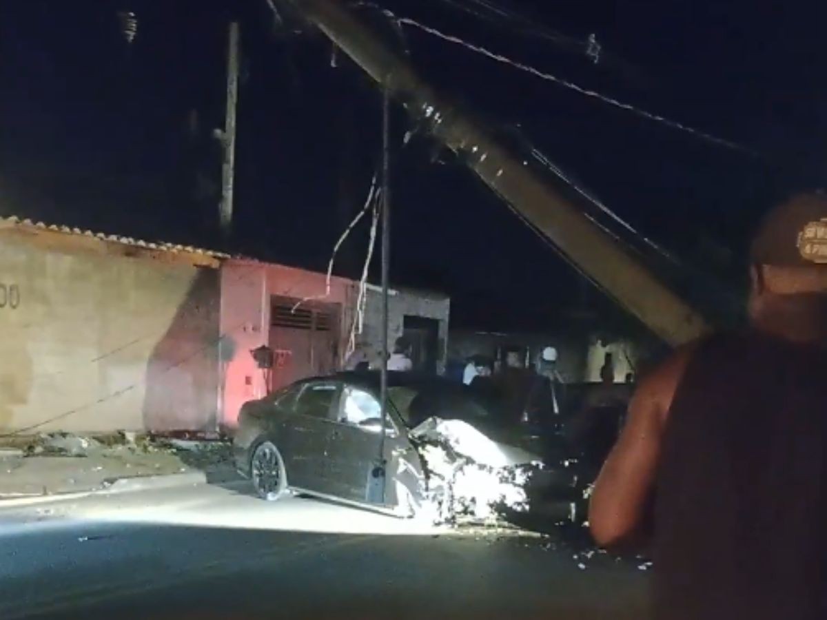 Carro perde controle, bate em poste e deixa moradores sem energia no Jardim Fernanda, em Campinas