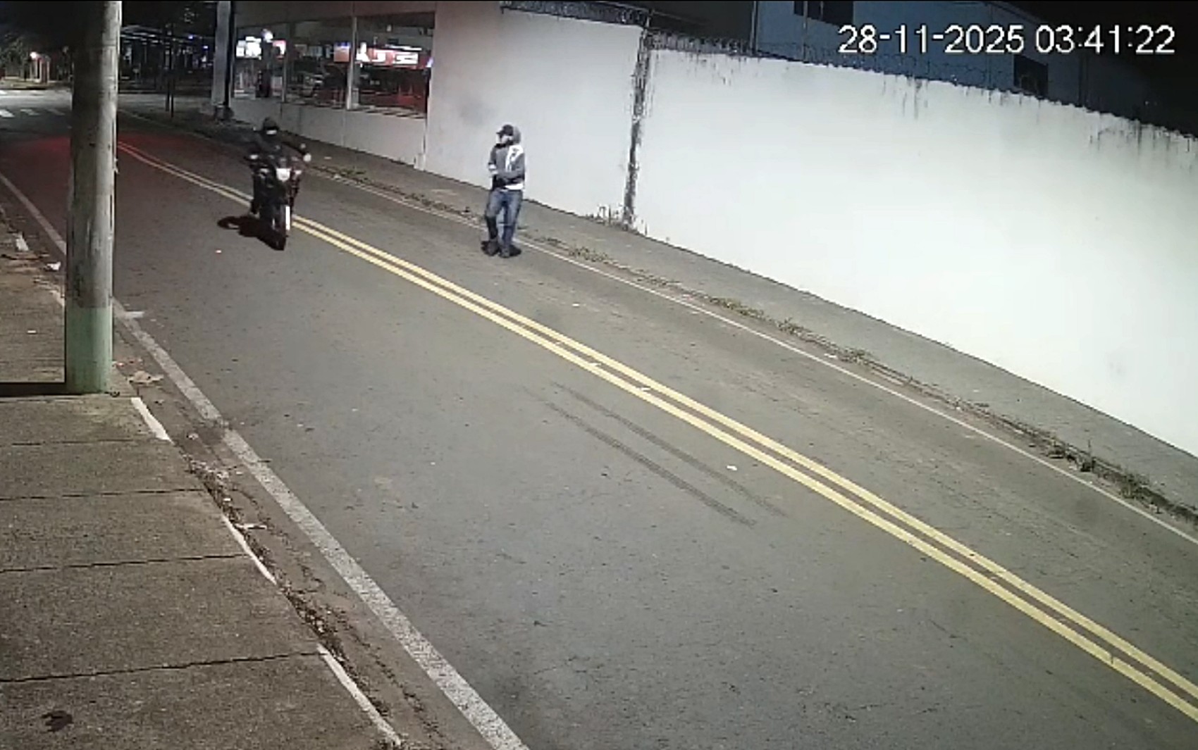 VÍDEO: Dupla invade concessionária e furta motocicleta durante a madrugada em Passos, MG